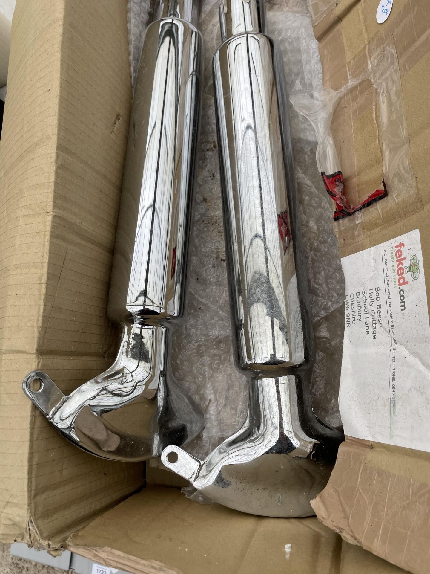 A SET OF MOTORBIKE EXHUAST SILENCERS BELIEVED TO BE FOR AN AJS - Bild 2 aus 3