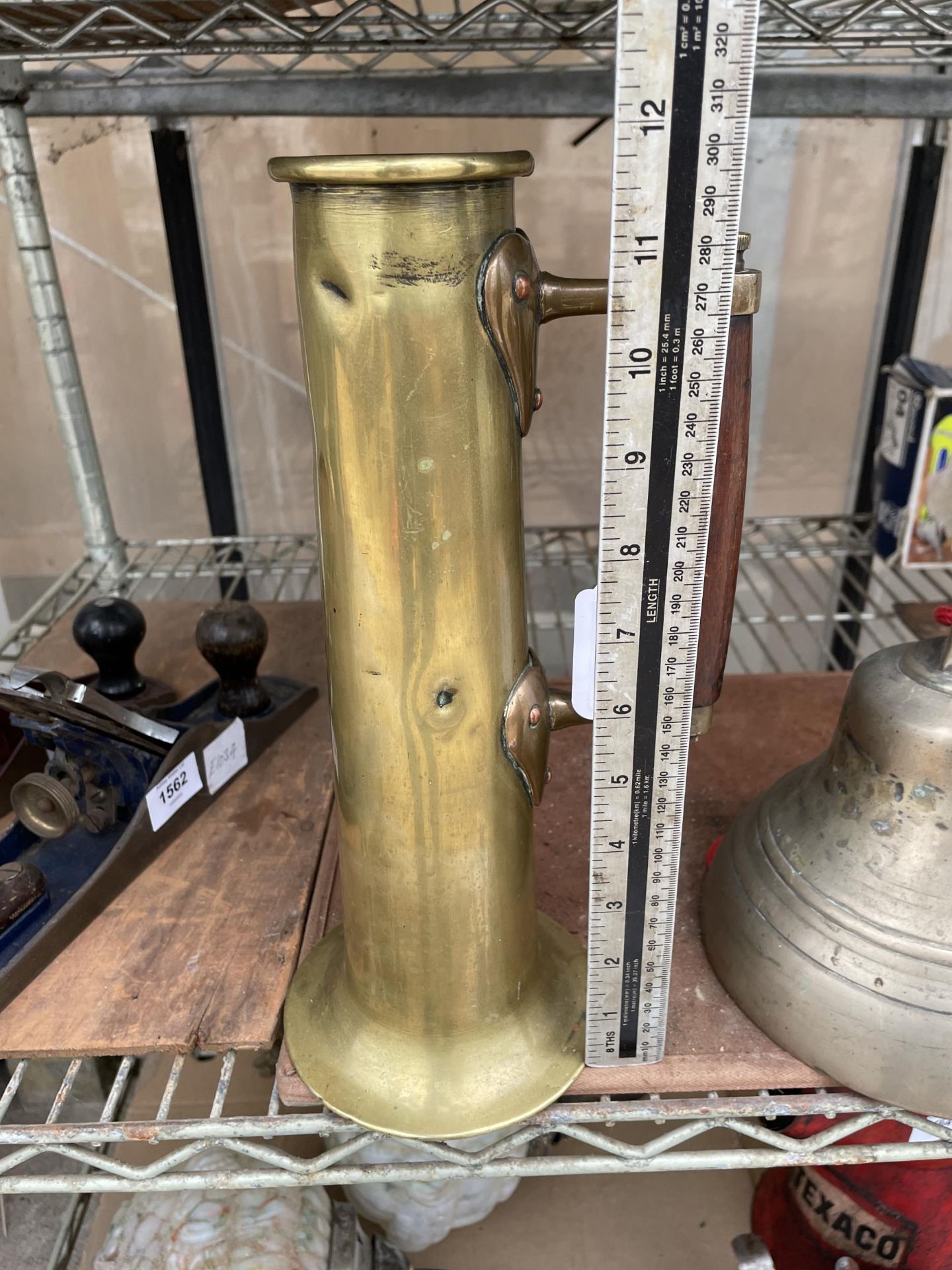A VINTAGE BRASS STEAM SHIP TEST JUG WITH WOODEN HANDLE - Image 2 of 2