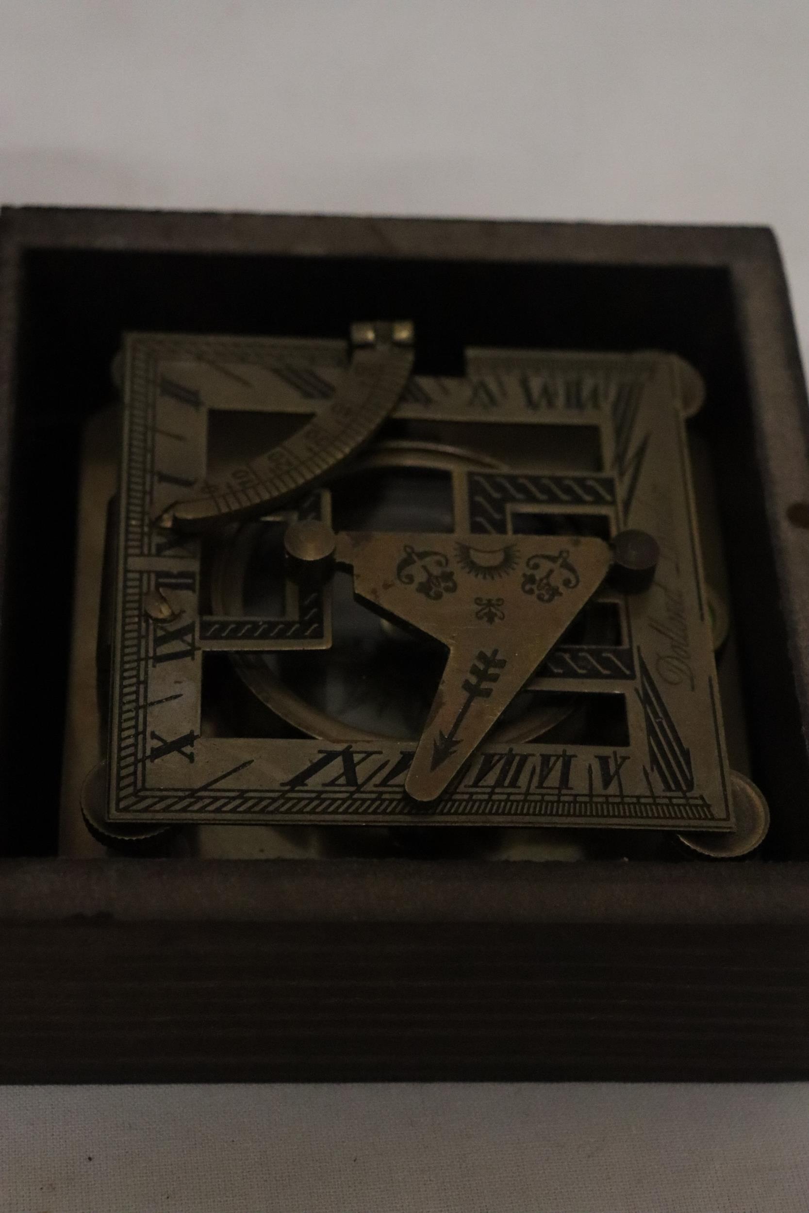 A BOXED BRASS SUNDIAL COMPASS - Image 4 of 7