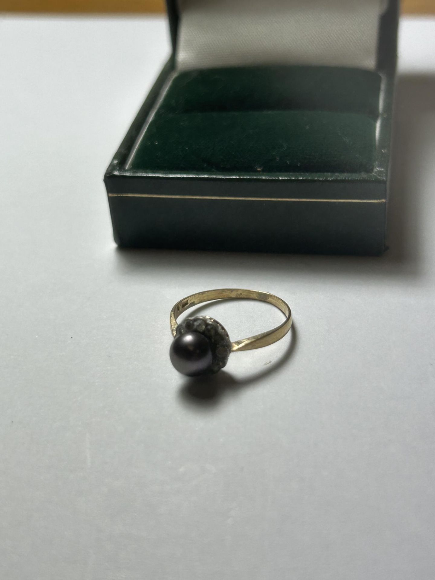 AN 18CT YELLOW GOLD PEARL AND CLEAR STONE RING, SIZE N, COMPLETE WITH PRESENTATION BOX - Bild 4 aus 4