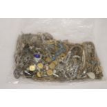 A LARGE QUANTITY OF YELLOW AND WHITE METAL CHAINS ETC