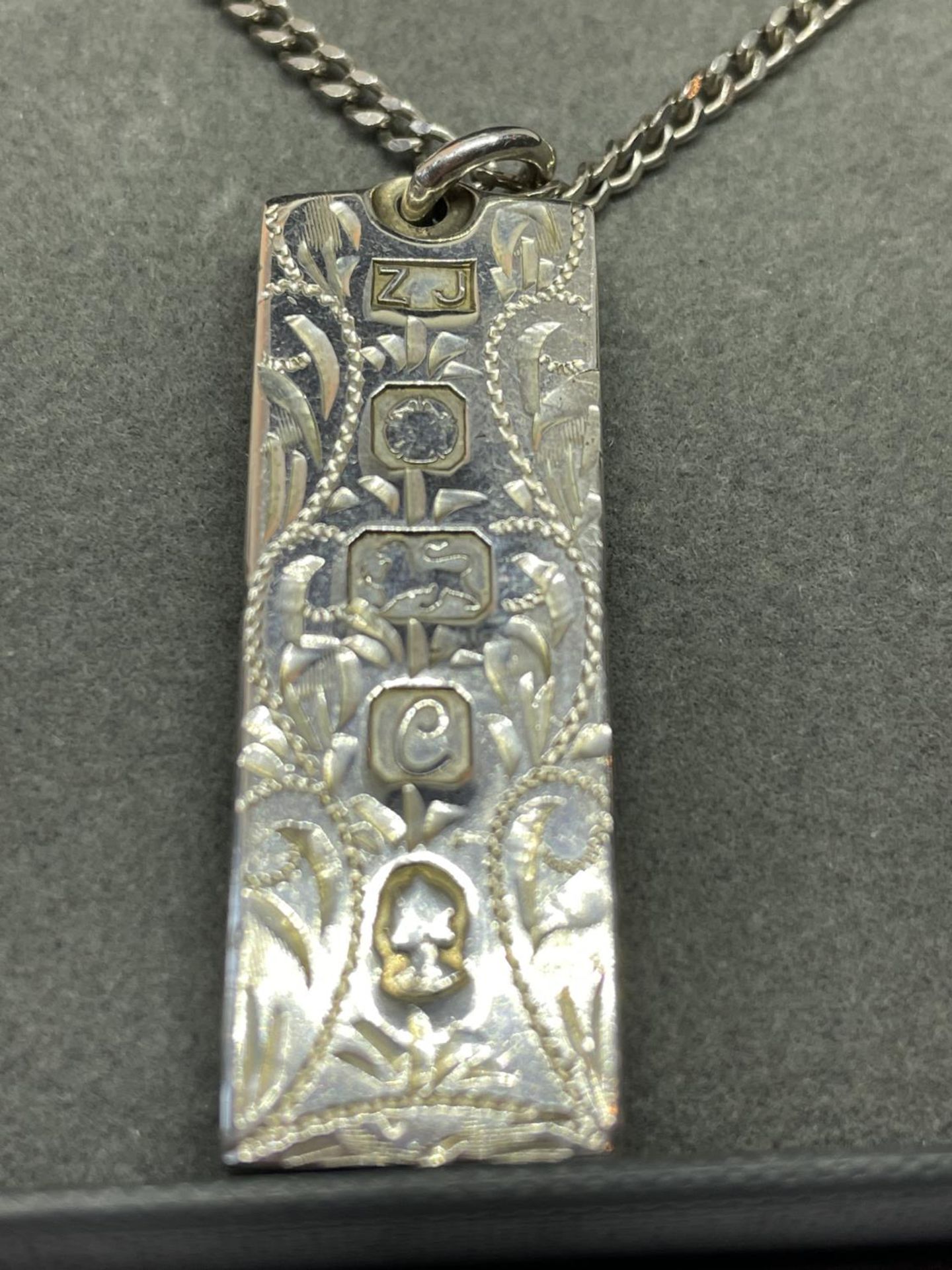AN ORNATE SILVER INGOT AND CHAIN IN A PRESENTATION BOX - Image 2 of 3