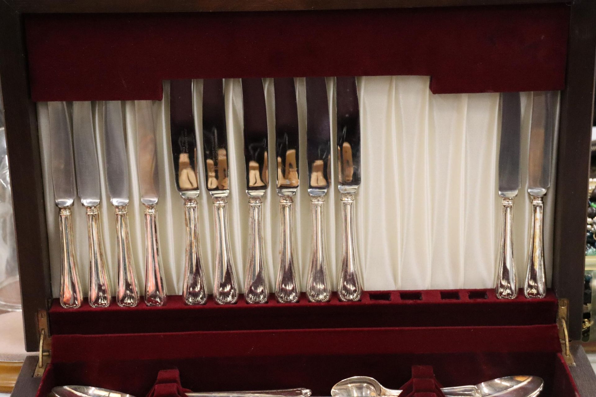 A LARGE CANTEEN OF CUTLERY - Image 2 of 12