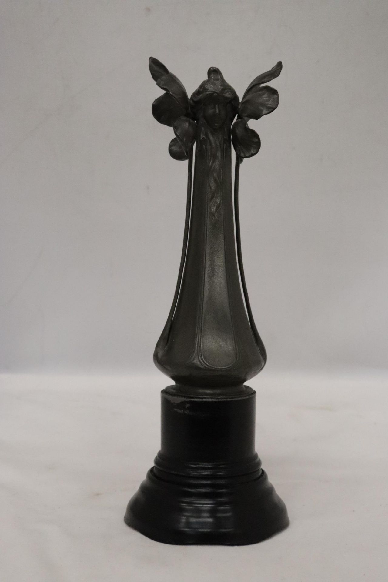 AN IMPERIAL ZINN B & G PEWTER VASE IN AN ART NOUVEAU STYLE - Image 3 of 8