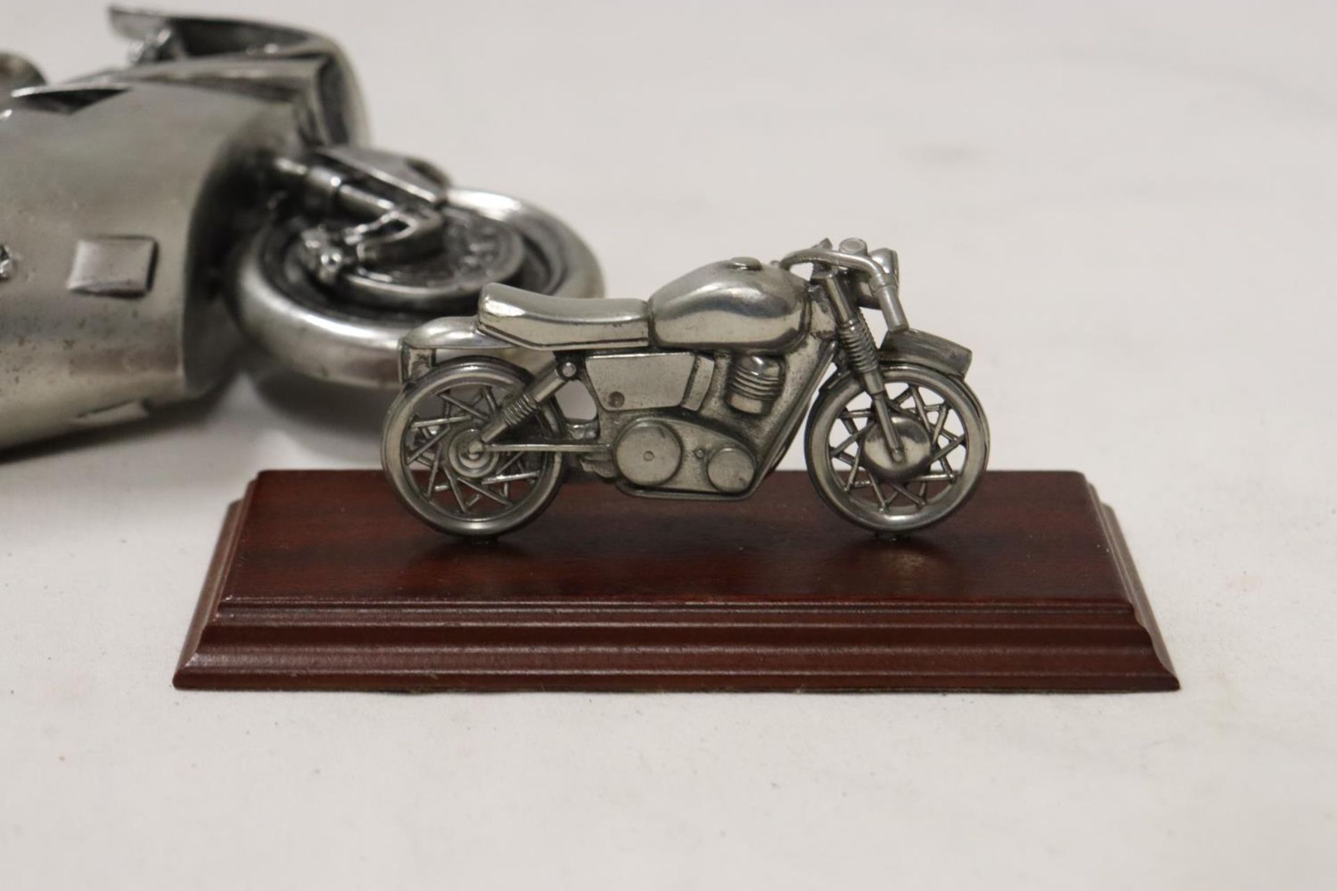 A ROYAL HAMPSHIRE PEWTER MOTOR BIKE ON A STAND PLUS A HEAVY CHROMED MOTOR BIKE - Image 2 of 6