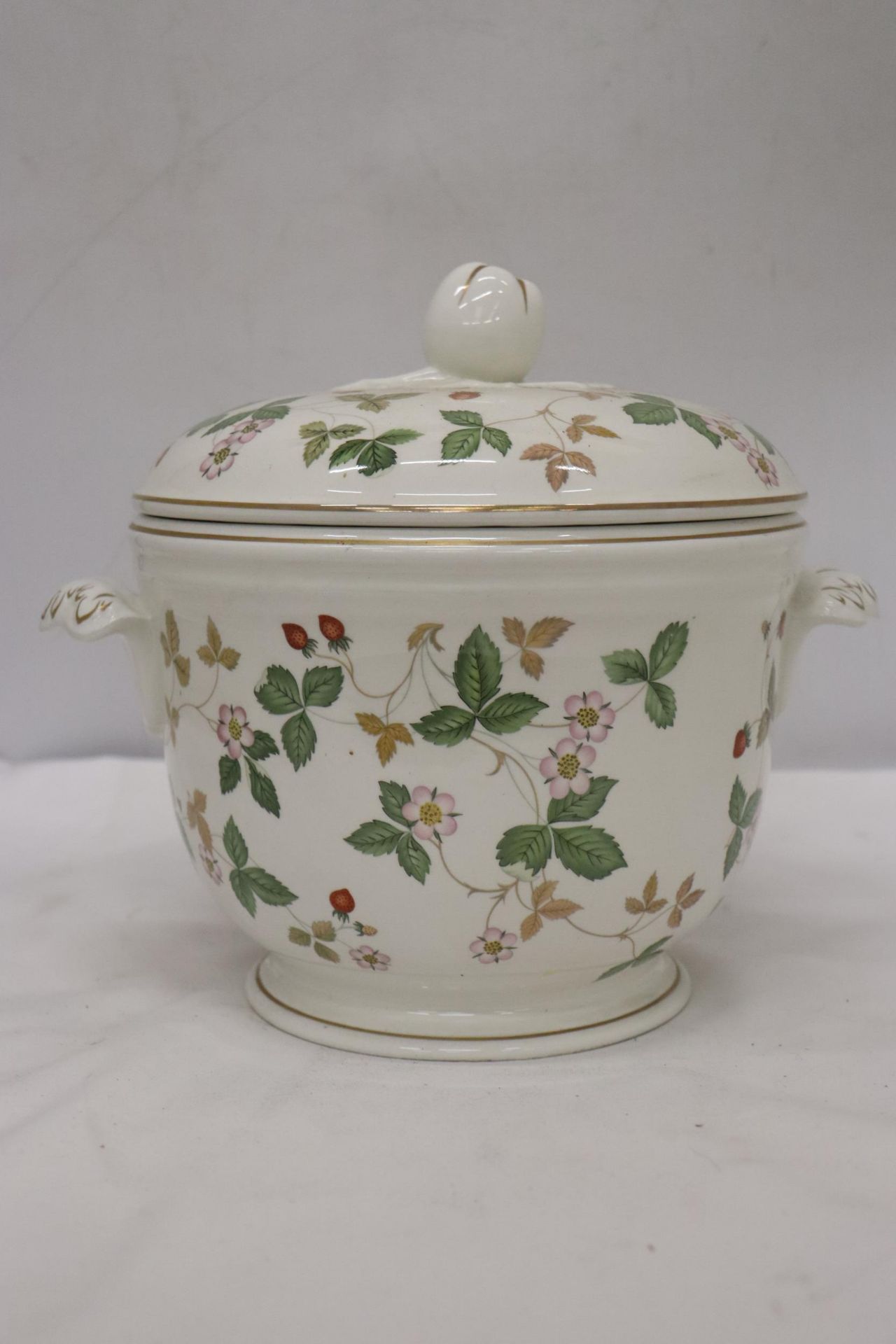 A CERAMIC WEDGWOOD 'WILD STRAWBERRY' ICE BUCKET WITH INNER LINER - Image 6 of 6