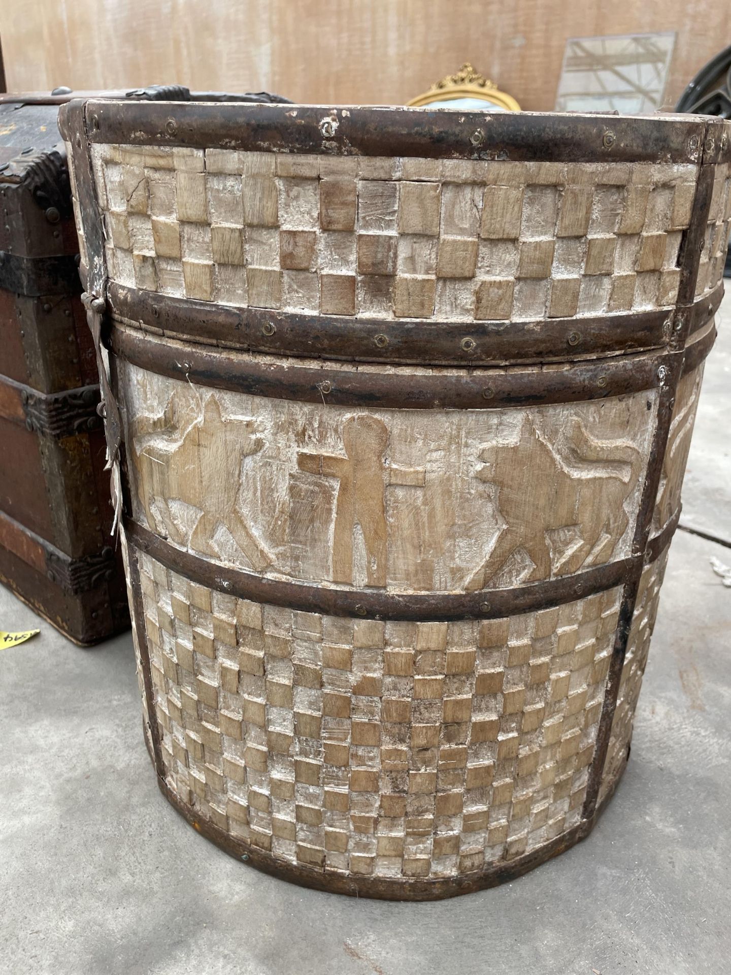 AN INDIAN HARDWOOD GRAIN/RICE DRUM CONTAINER WITH HINGED LID AND METALWARE FITTINGS DIAMETER 18" - Bild 4 aus 5