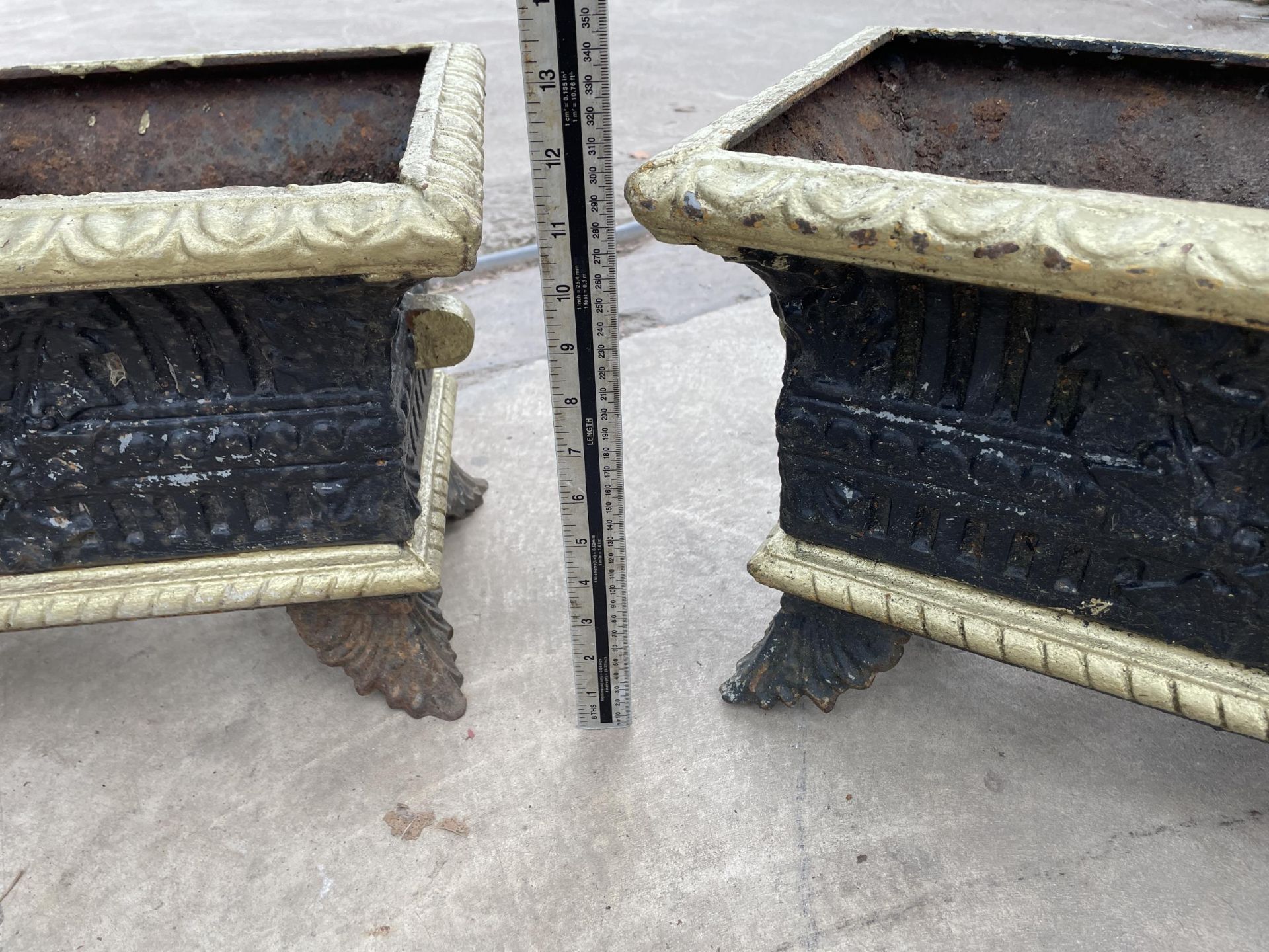 A PAIR OF VINTAGE DECORATIVE BLACK AND GOLD PAINTED CAST IRON TROUGH PLANTERS - Image 5 of 7