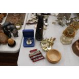 A MIXED LOT TO INCLUDE A POCKET WATCH, BULL HORN, POCKET KNIVES, ETC.,