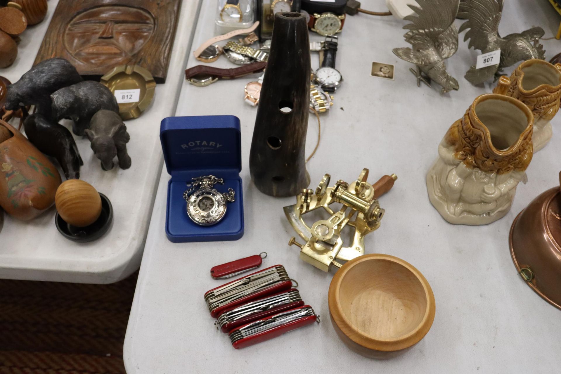 A MIXED LOT TO INCLUDE A POCKET WATCH, BULL HORN, POCKET KNIVES, ETC.,
