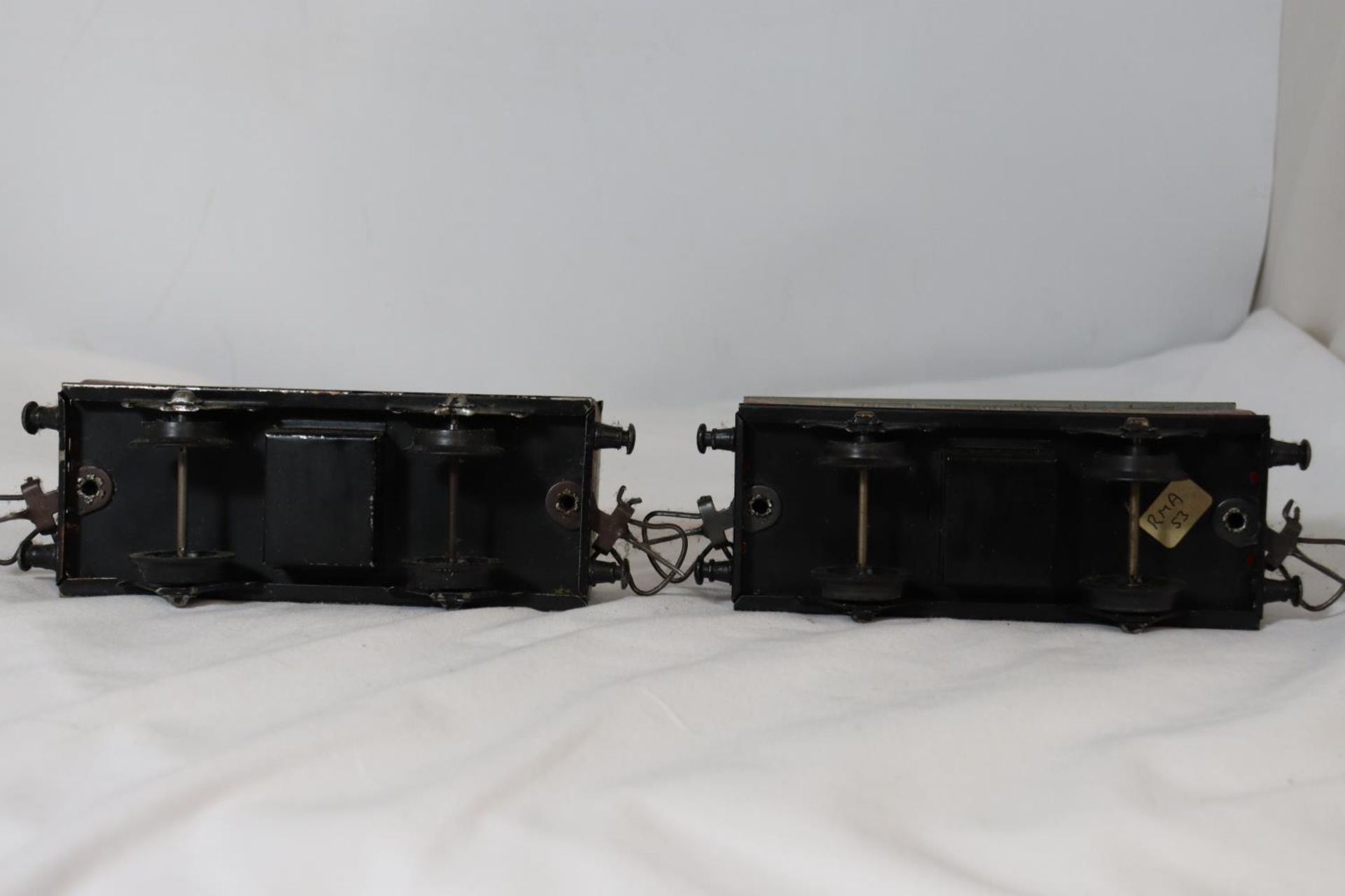 TWO HORNBY .30 GAUGE METAL RAILWAY CARRIAGES LENGTH 17 CM - Image 5 of 5