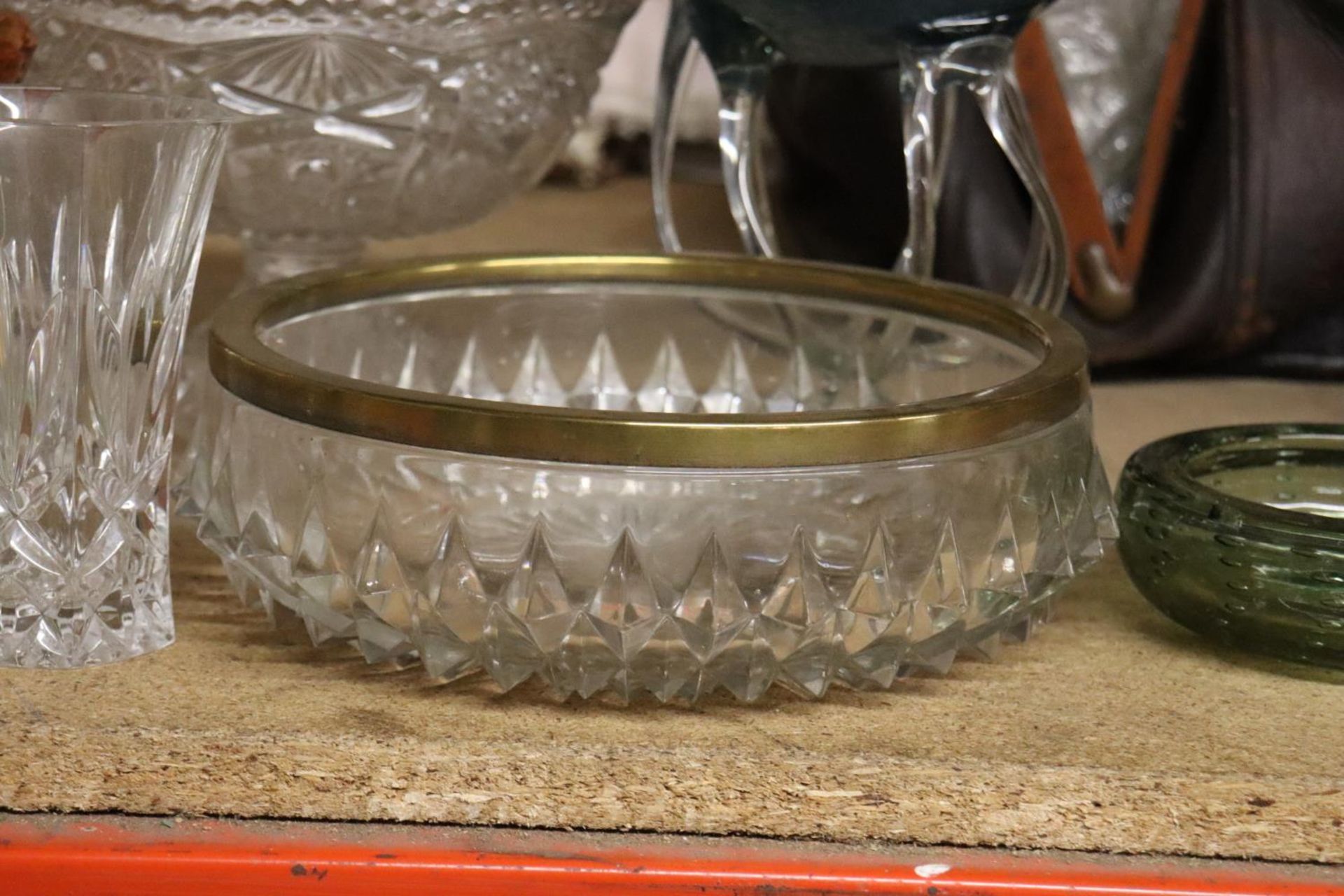 A QUANTITY OF GLASSWARE TO INCLUDE BOWLS, VASES ETC - Image 2 of 7