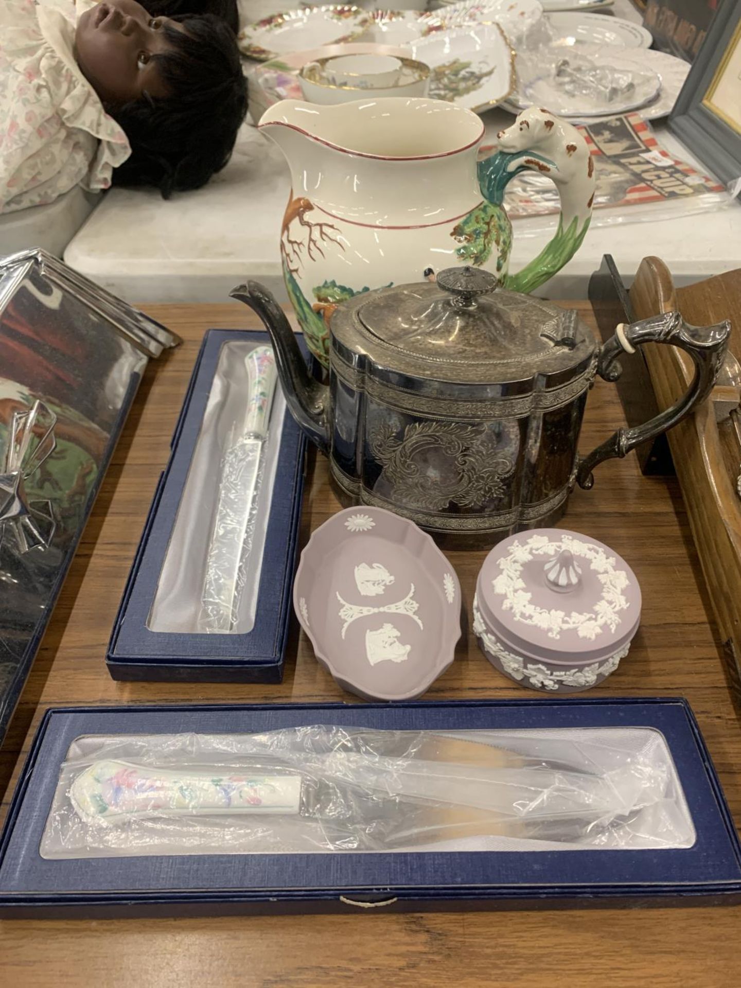 TWO PIECES OF WEDGWOOD JASPERWARE IN LILAC, A BOXED AYNSLEY CAKE KNIFE AND SLICE, A WEDGWOOD JOHN