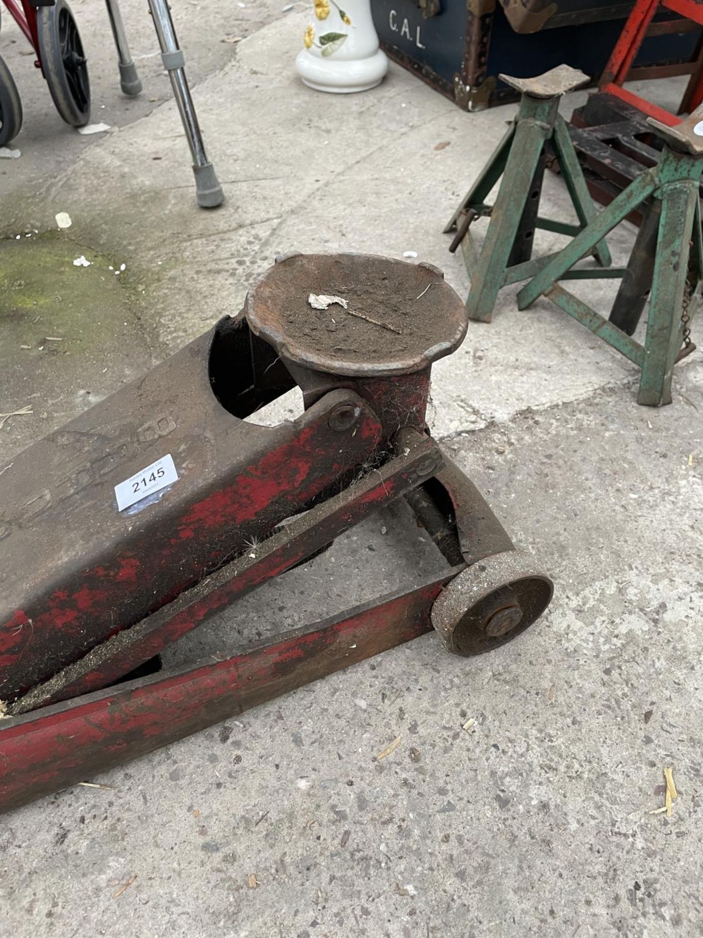 A LARGE HEAVY DUTY TROLLEY JACK - Bild 2 aus 3