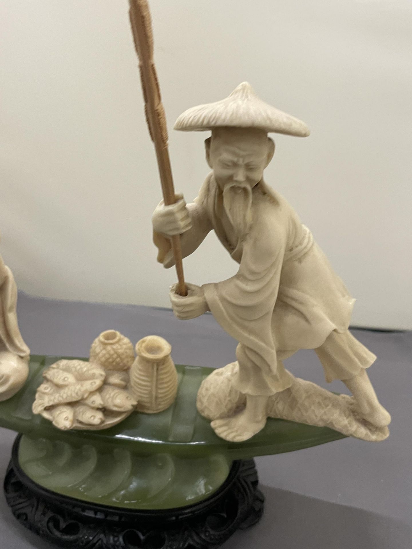 AN ORIENTAL CARVING OF FISHERMEN ON A POSSIBLY JADE BOAT, HEIGHT 20CM, WIDTH 27CM - Image 3 of 4