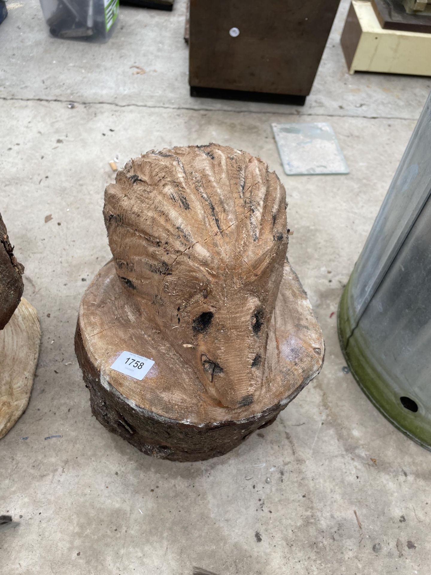 A HEDGEHOG CHAINSAW CARVING (H:35CM) - Image 2 of 2