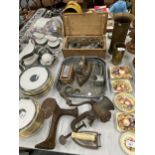 A COLLECTION OF VINTAGE KITCHENALIA TO INCLUDE MINCERS, IRONS, A COBBLERS LAST, ETC