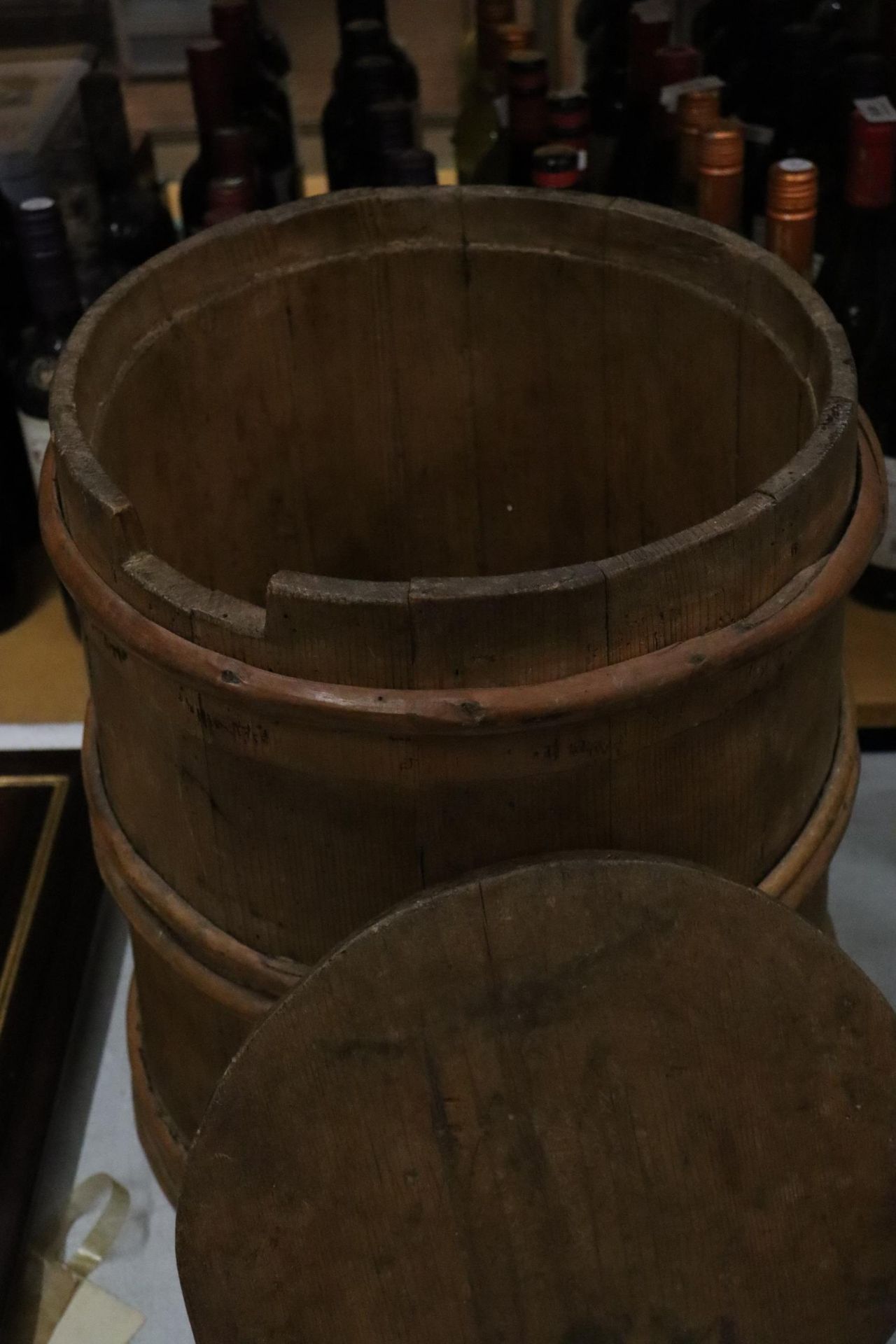 A VINTAGE OAK BREAD BIN WITH LID - Image 3 of 4