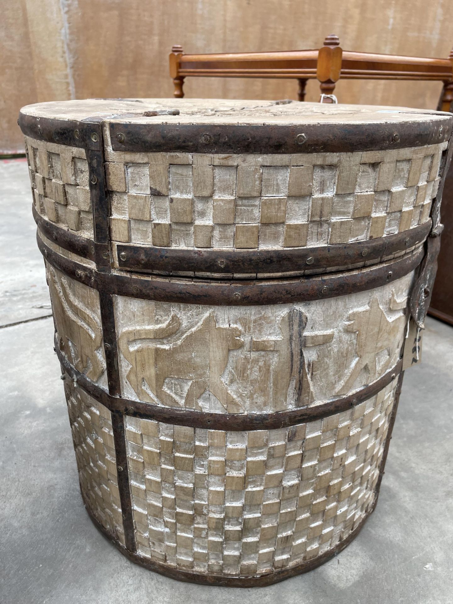 AN INDIAN HARDWOOD GRAIN/RICE DRUM CONTAINER WITH HINGED LID AND METALWARE FITTINGS DIAMETER 18" - Image 5 of 5