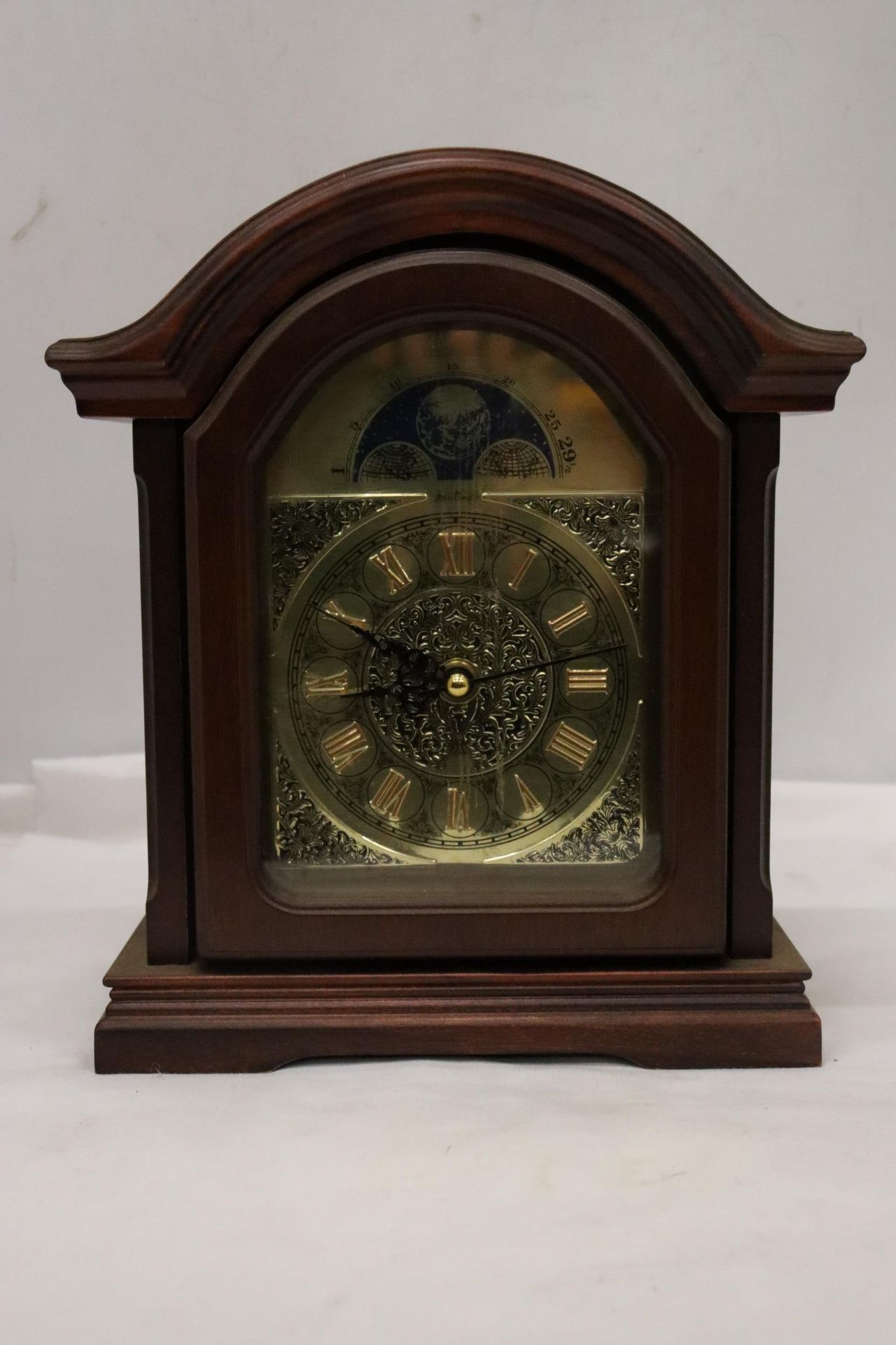 TWO QUARTZ MANTLE CLOCKS TO INCLUDE A BENTIMA - Image 5 of 9