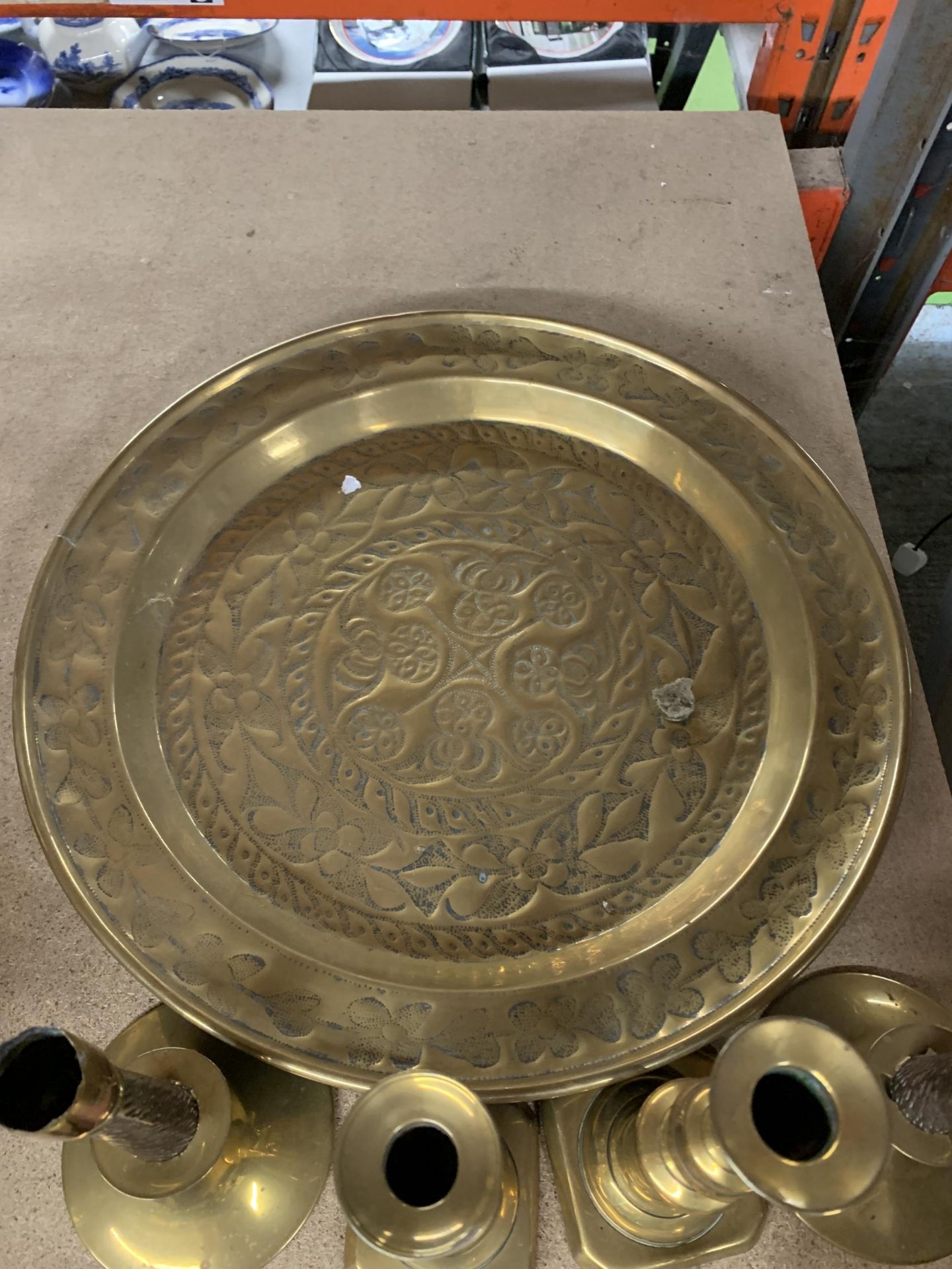 A LARGE VINTAGE BRASS WALL CHARGER, DIAMETER 45CM, SIX CANDLESTICKS AND TWO ASHTAYS - Image 3 of 3