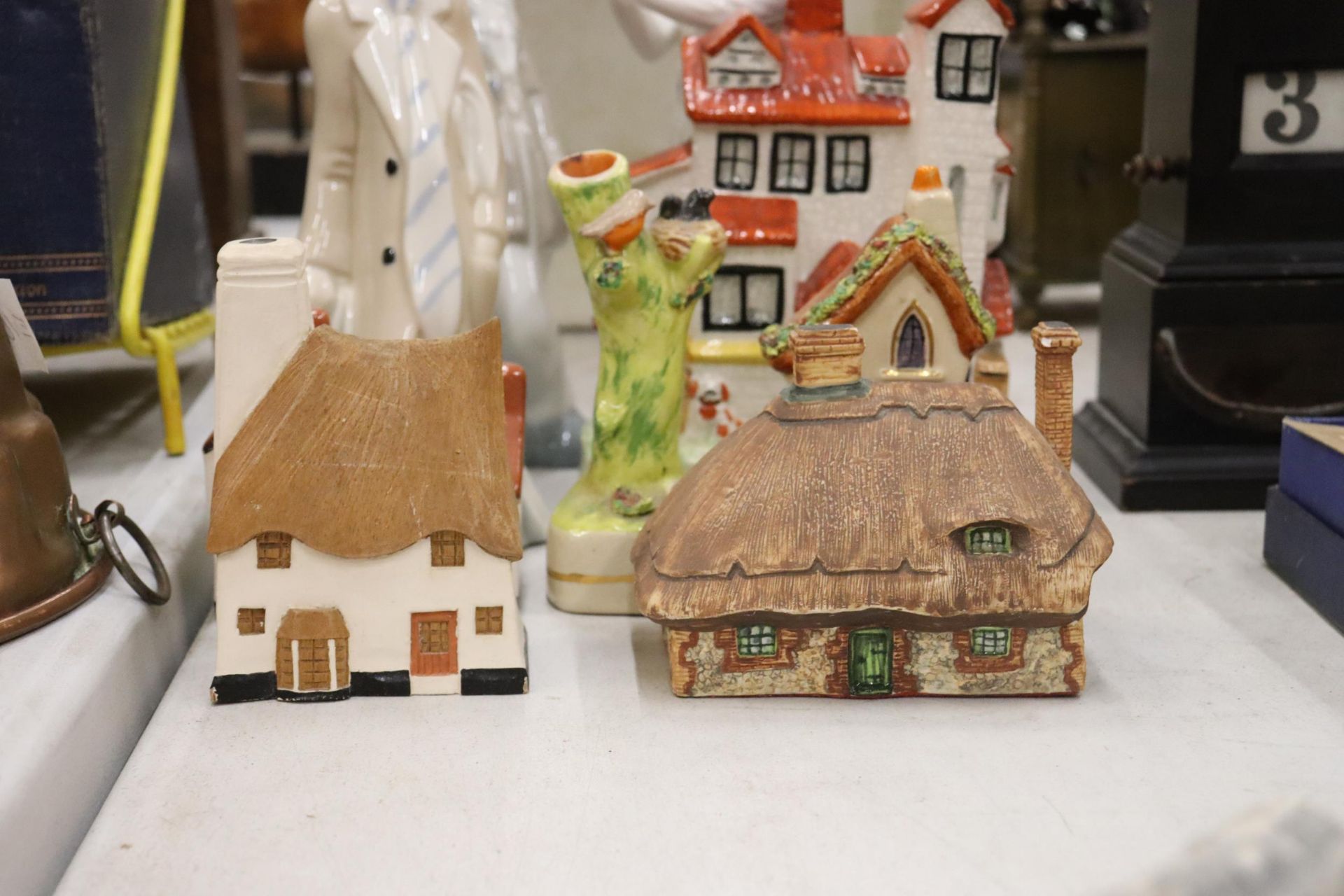 A MIXED LOT TO INCLUDE STAFFORDSHIRE FLATBACKS, CERAMIC CLOWNS, MODEL HOUSES, ETC., - Image 7 of 11