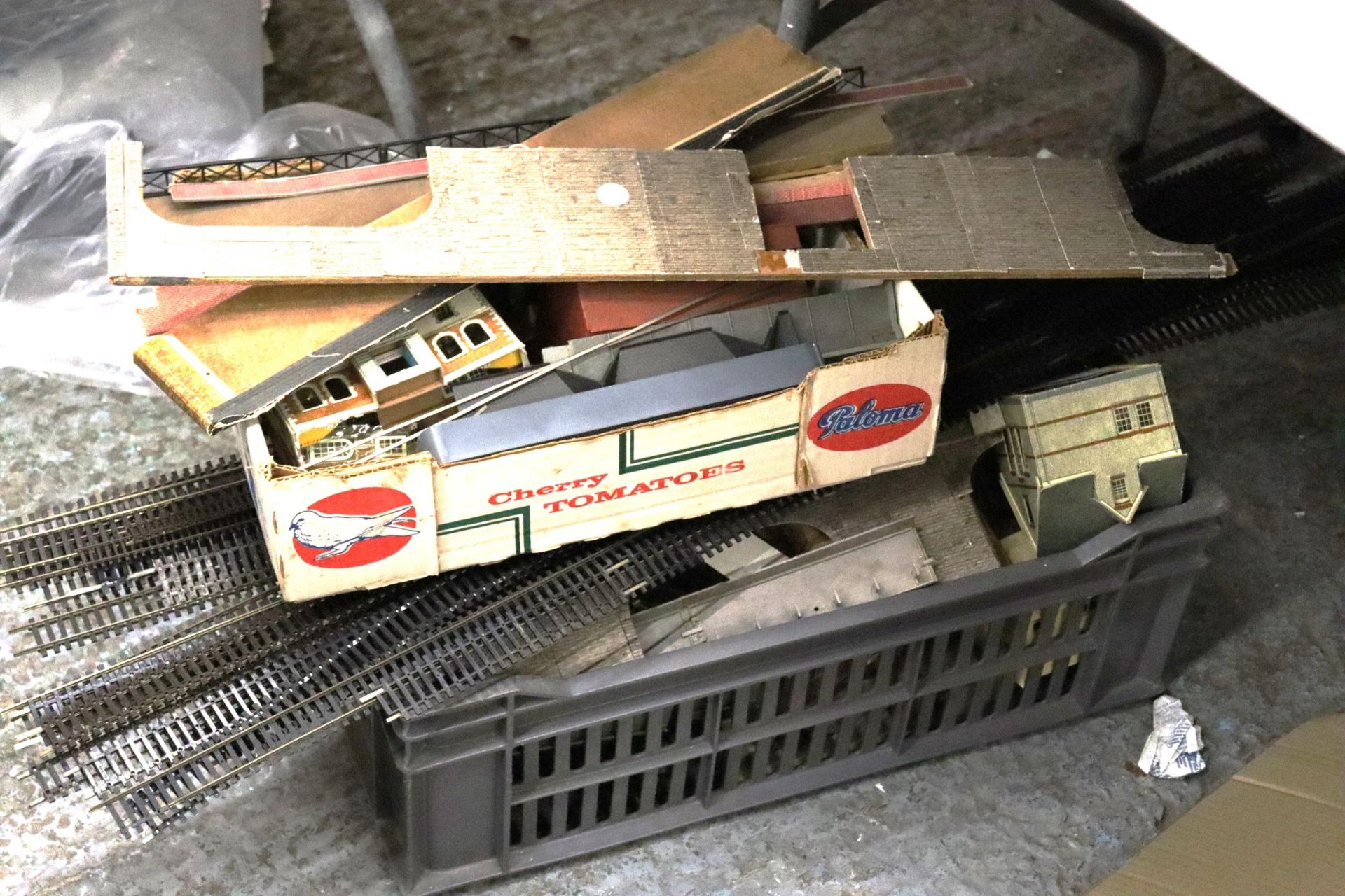 A COLLECTION OF VINTAGE MODEL TRAIN ITEMS TO INCLUDE TRACK, BUILDINGS, ETC