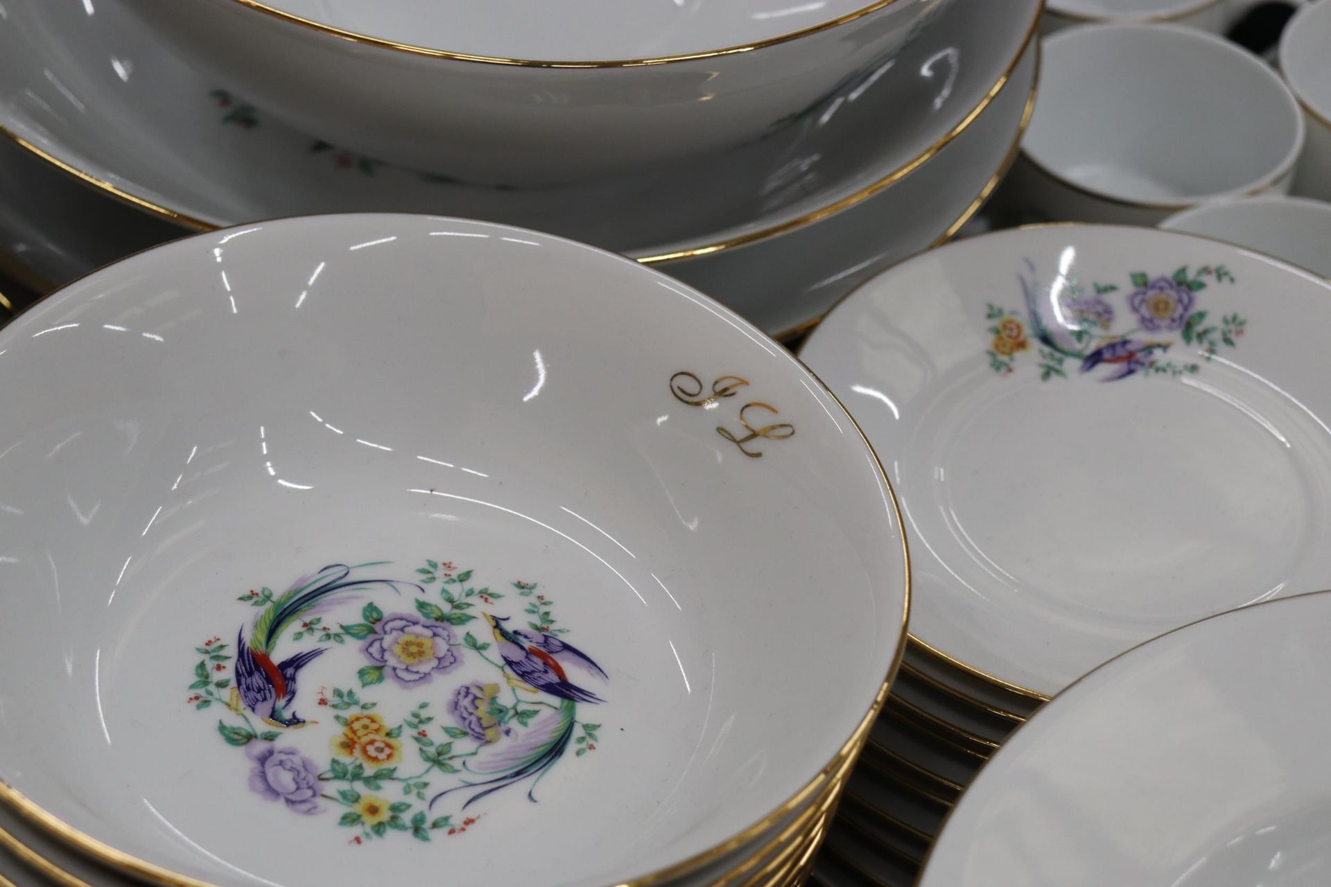 A LARGE LIMOGES DINNER SERVICE WITH BIRDS OF PARADISE DESIGN TO INCLUDE, VARIOUS SIZES OF PLATES, - Image 10 of 12