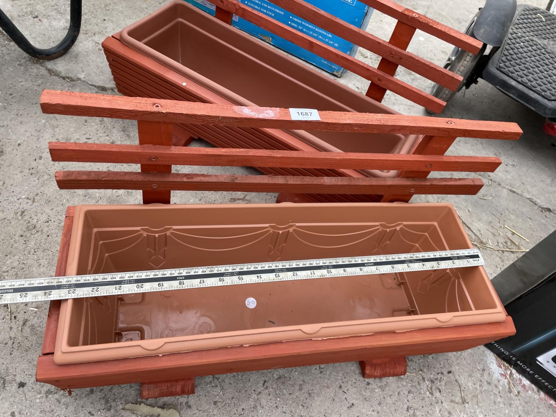 TWO WOODEN TROUGH PLANTERS WITH PLASTIC LINERS - Bild 2 aus 2