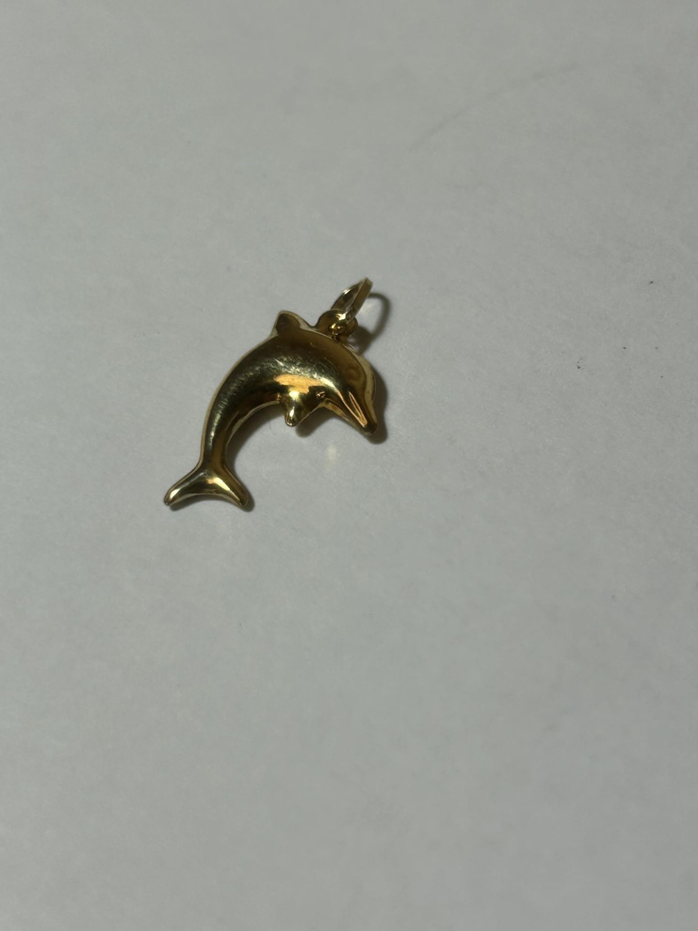 A 9CT YELLOW GOLD DOLPHIN CHARM - Image 2 of 2
