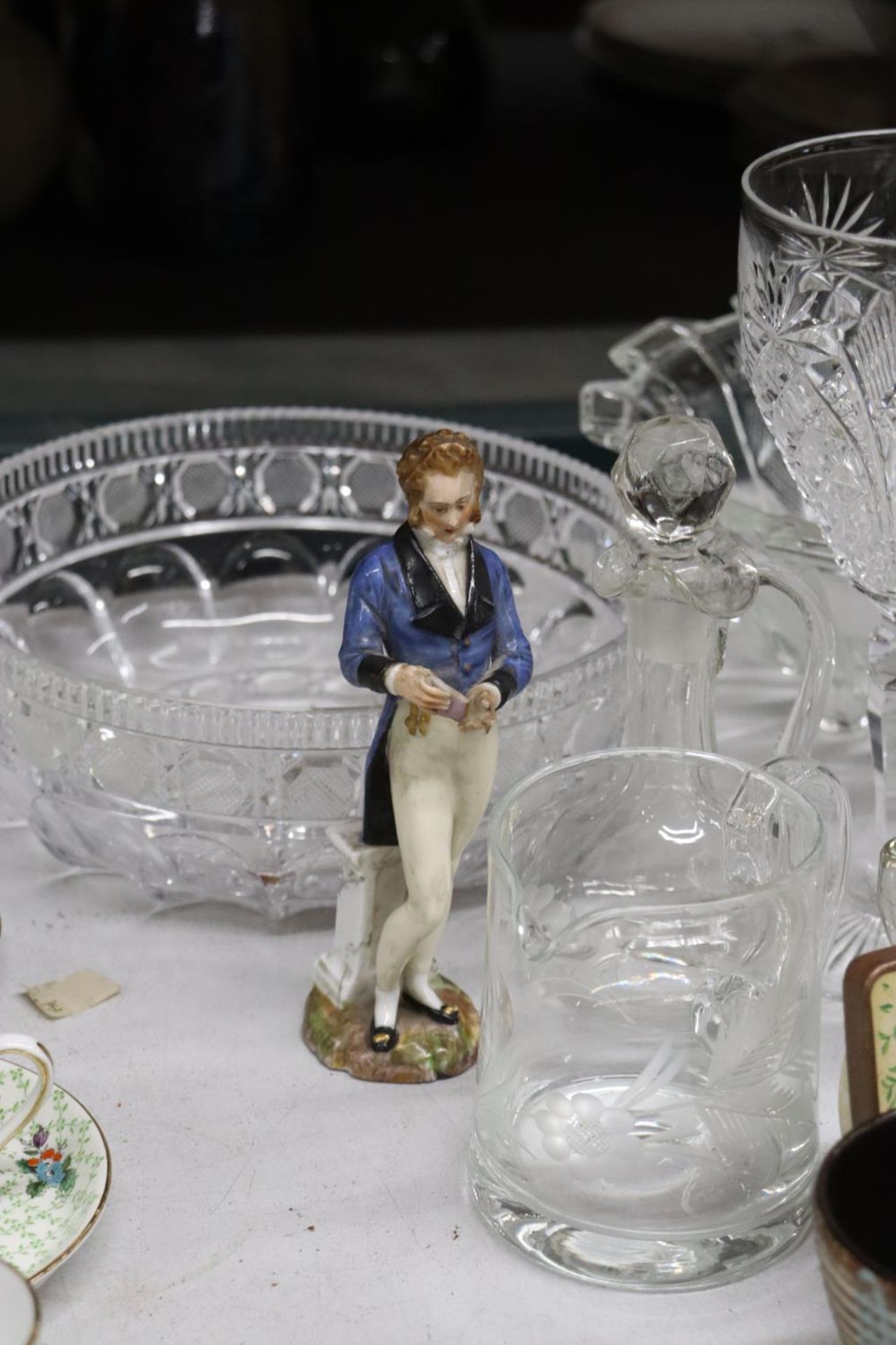 A MIXED LOT TO INCLUDE GLASSWARE, LINEN TABLECLOTH, CLOCK, FIGURE, ETC., - Image 2 of 6