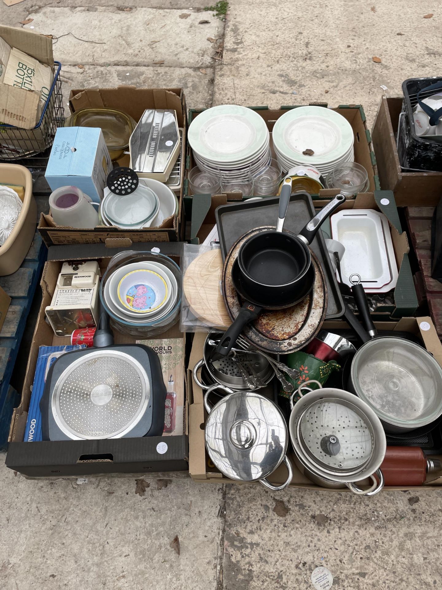 AN ASSORTMENT OF HOUSEHOLD CLEARANCE ITEMS