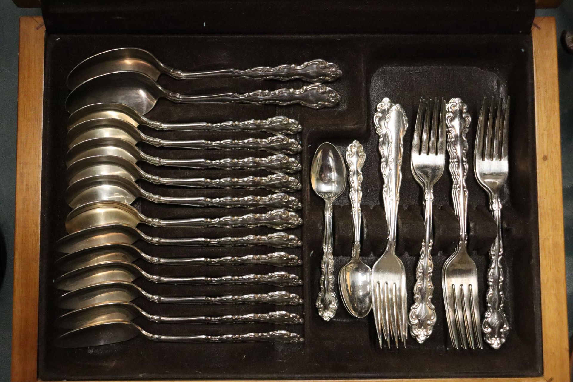 AN ONEIDA CASED CANTEEN OF CUTLERY - Image 4 of 7