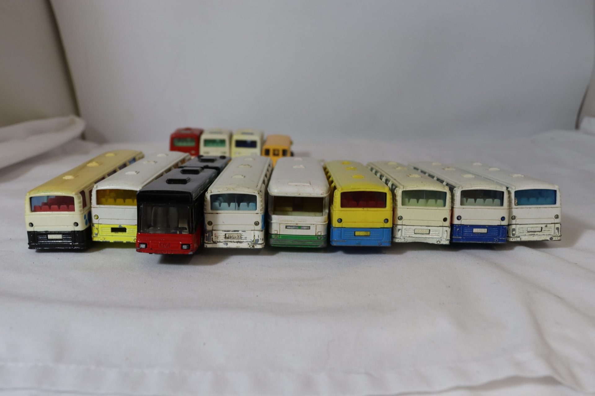 A LARGE QUANTITY OF DIECAST TOY BUSES AND COACHES TO INCLUDE MAJORETTE, MATCHBOX,ETC - Image 7 of 7