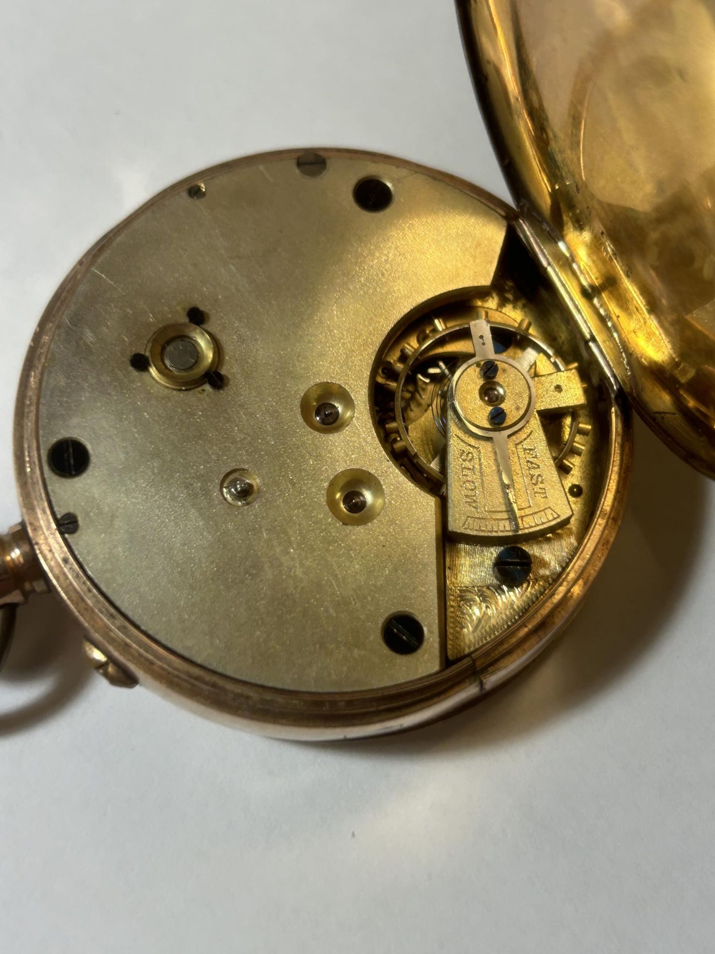 A 9CT YELLOW GOLD OPEN FACED POCKET WATCH GROSS WEIGHT 89.24 GRAMS WITH LEVER ESCAPEMENT AND A ROMAN - Image 5 of 5