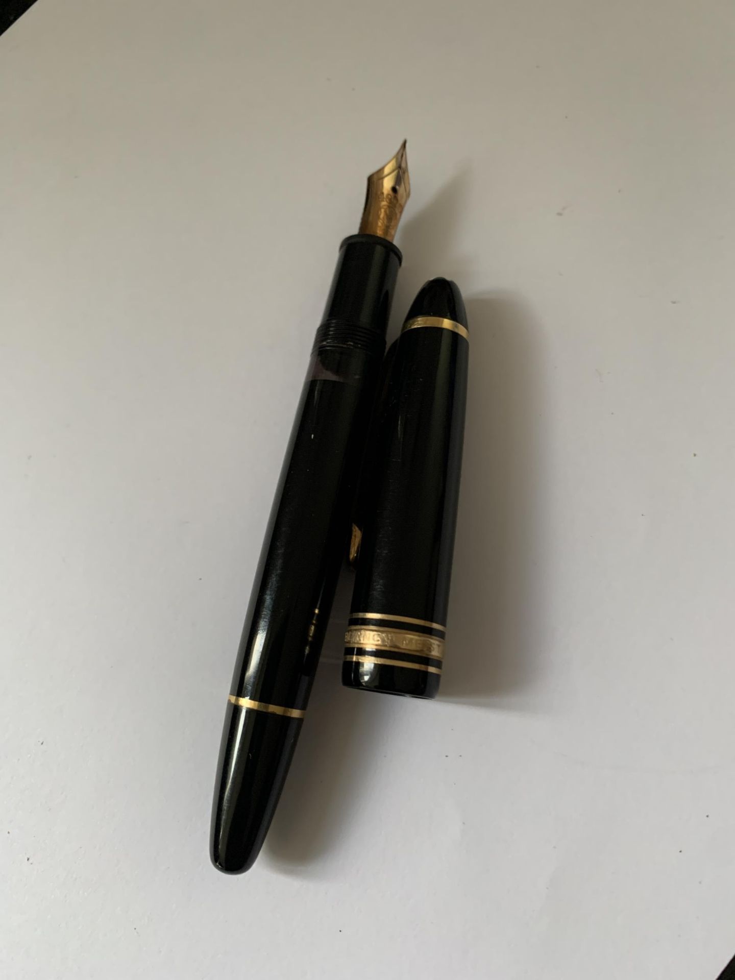 A MONT BLANC MEISTERSTUCK GOLD COATED LE GRAND FOUNTAIN PEN WITH 18 CARAT GOLD MEDIUM NIB - Image 4 of 8