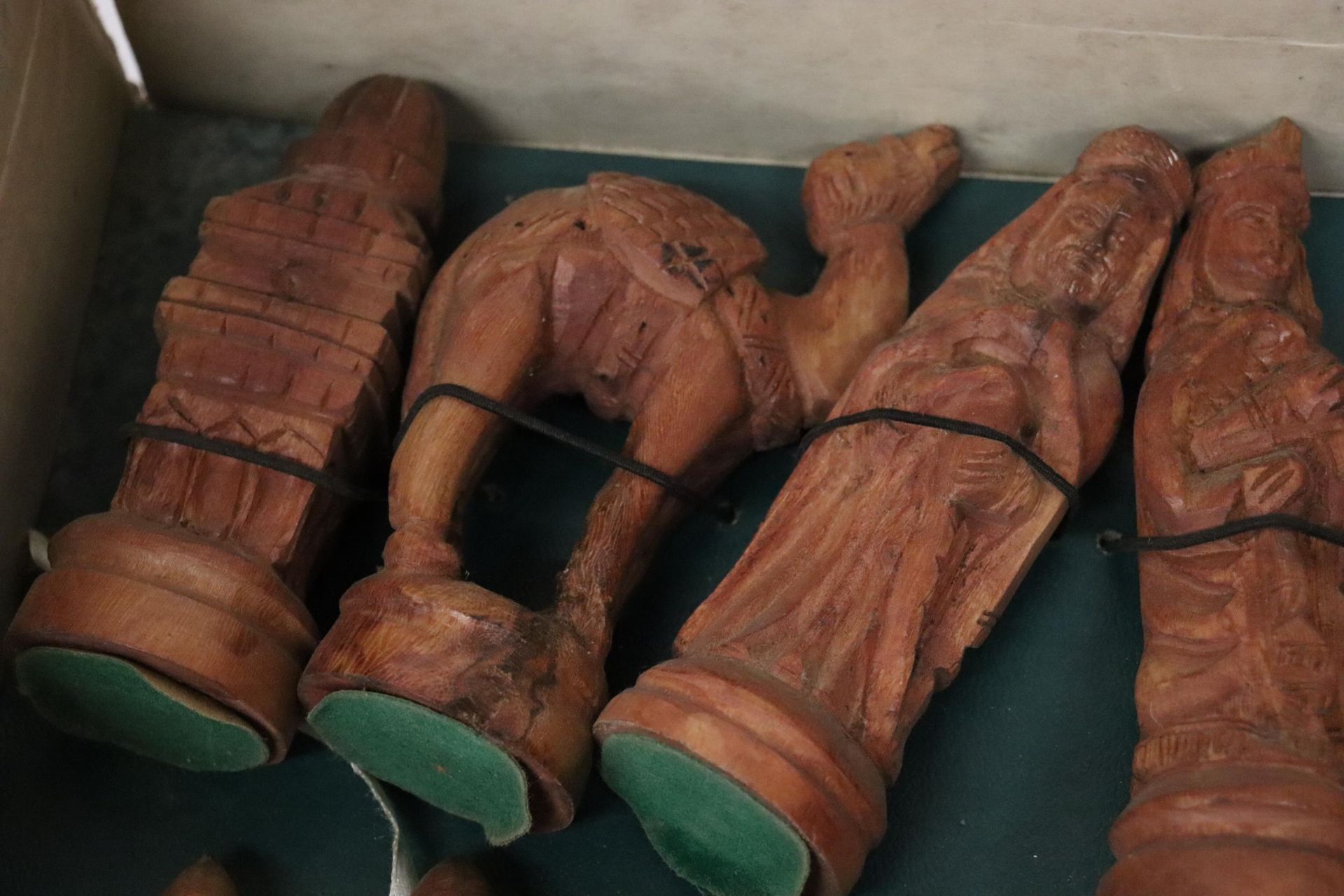 A HAND CARVED WOODEN CHESS SET FROM TAMIL SOUTH INDIA - Bild 6 aus 10