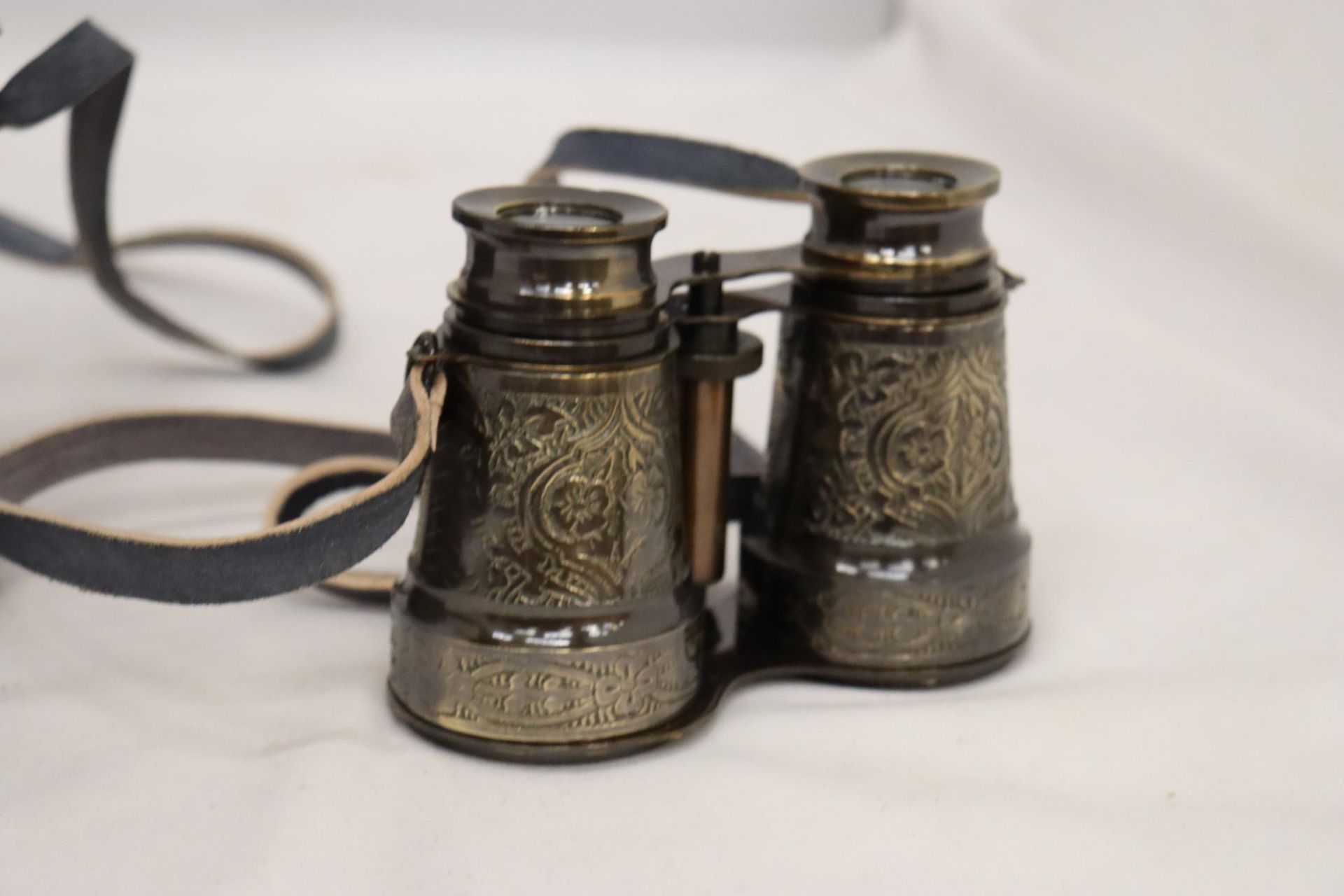 A PAIR OF BRASS BINOCULARS IN A LEATHER CASE - Image 3 of 5