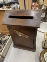 A VINTAGE MAHOGANY US MAIL, LETTER BOX, HEIGHT 28CM, WIDTH 17CM, DEPTH 6CM