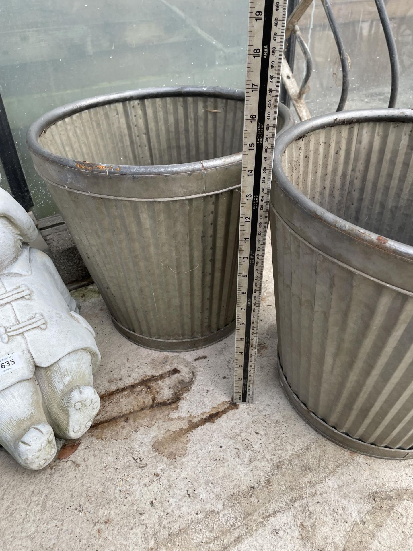 A PAIR OF DOLLY TUB STYLE METAL GARDEN PLANTERS - Image 3 of 3