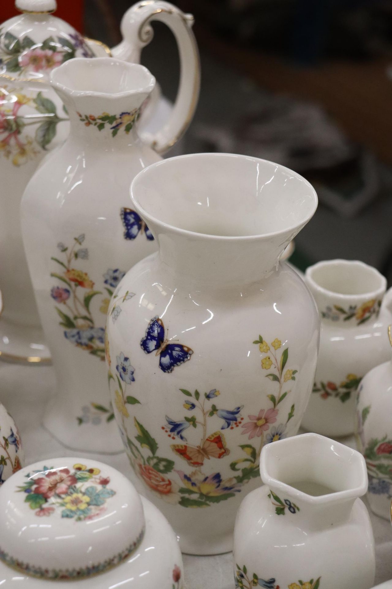 A LARGE QUANTITY OF TEAWARE TO INCLUDE A PARAGON 'COUNTRY LANE', COFFEE POT, 'RENDEZVOUS' CUPS, A - Image 9 of 11