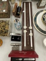 A MIXED LOT TO INCLUDE A SNOOKER SCOREBOARD, BOXED TELESCOPE, A BOXED KINGSLEY PEN, CUFFLINKS, ETC