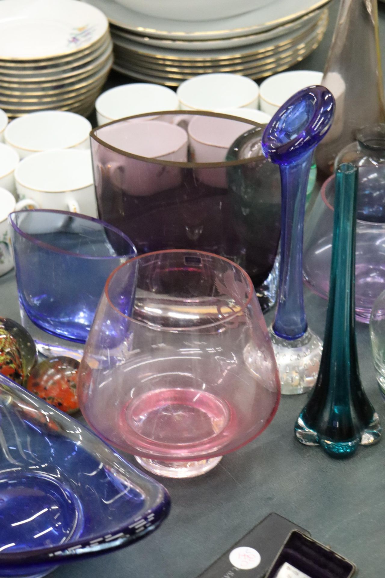 A LARGE QUANTITY OF GLASSWARE TO INCLUDE PAPERWEIGHTS, VASES, BOWLS, ETC., - Image 9 of 11