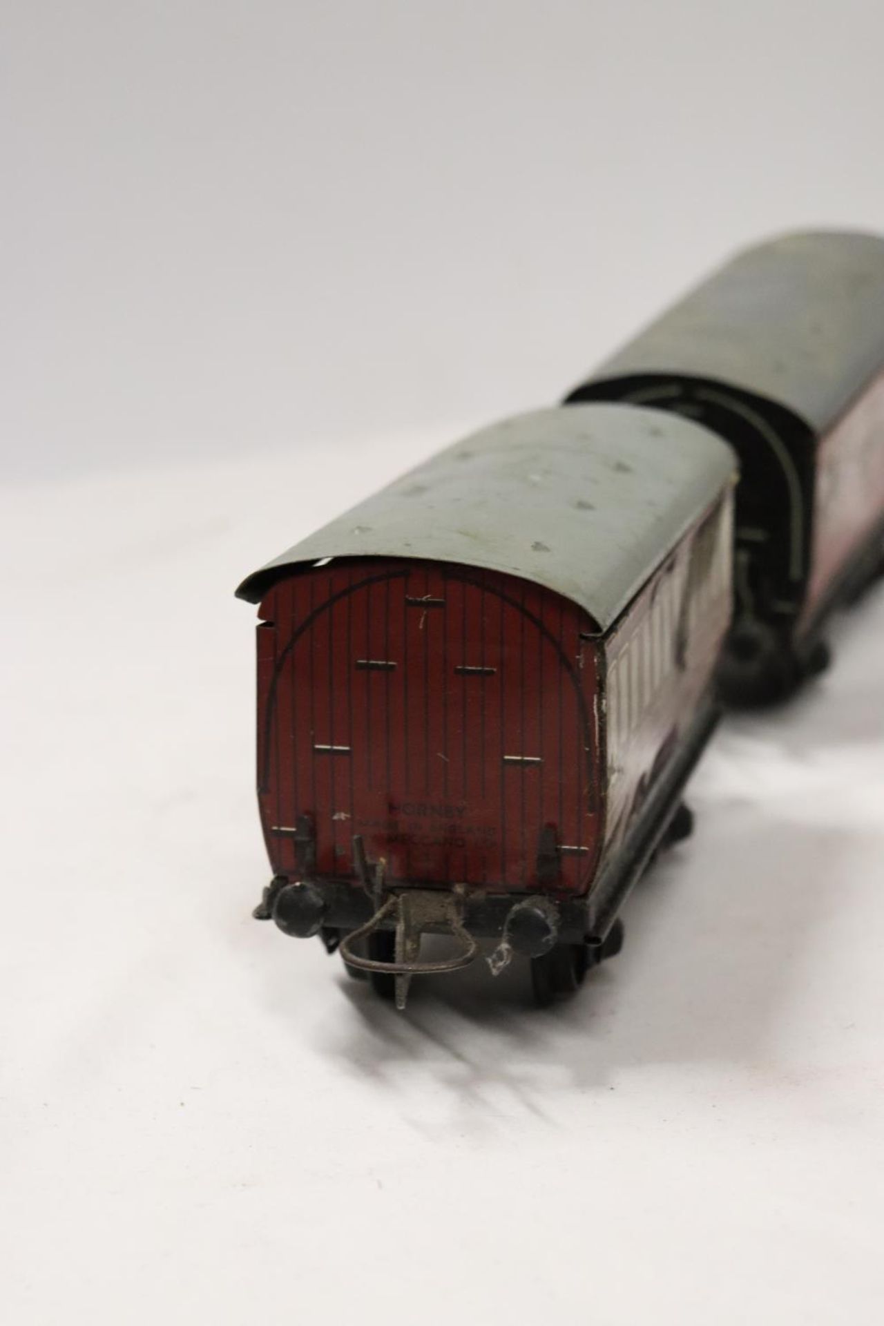 TWO HORNBY .30 GAUGE METAL RAILWAY CARRIAGES LENGTH 17 CM - Image 4 of 7