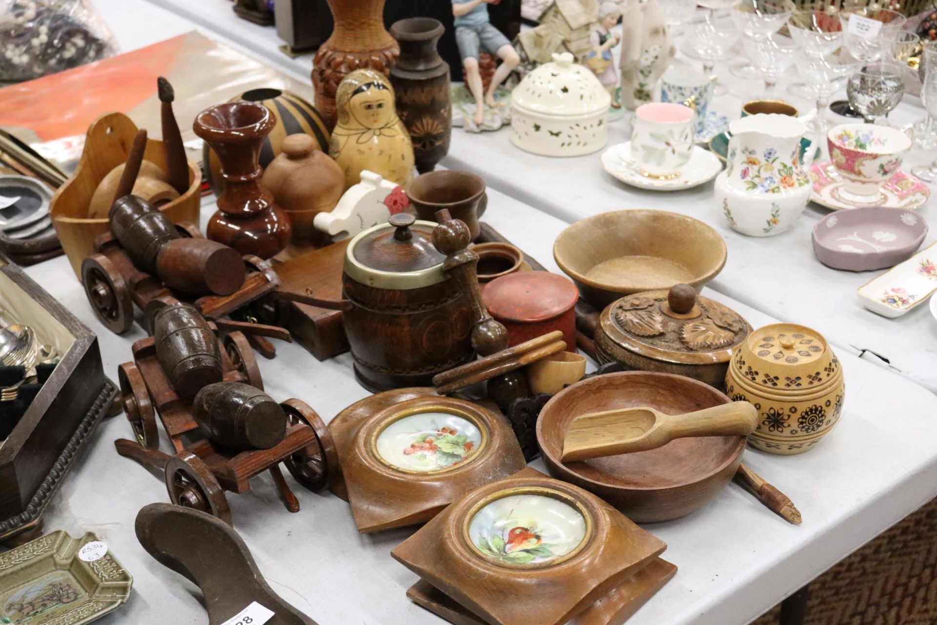 A LARGE QUANTITY OF TREEN ITEMS TO INCLUUDE BOWLS, TRINKET BOXES, FRAMED HANDPAINTED TILES, - Image 2 of 11