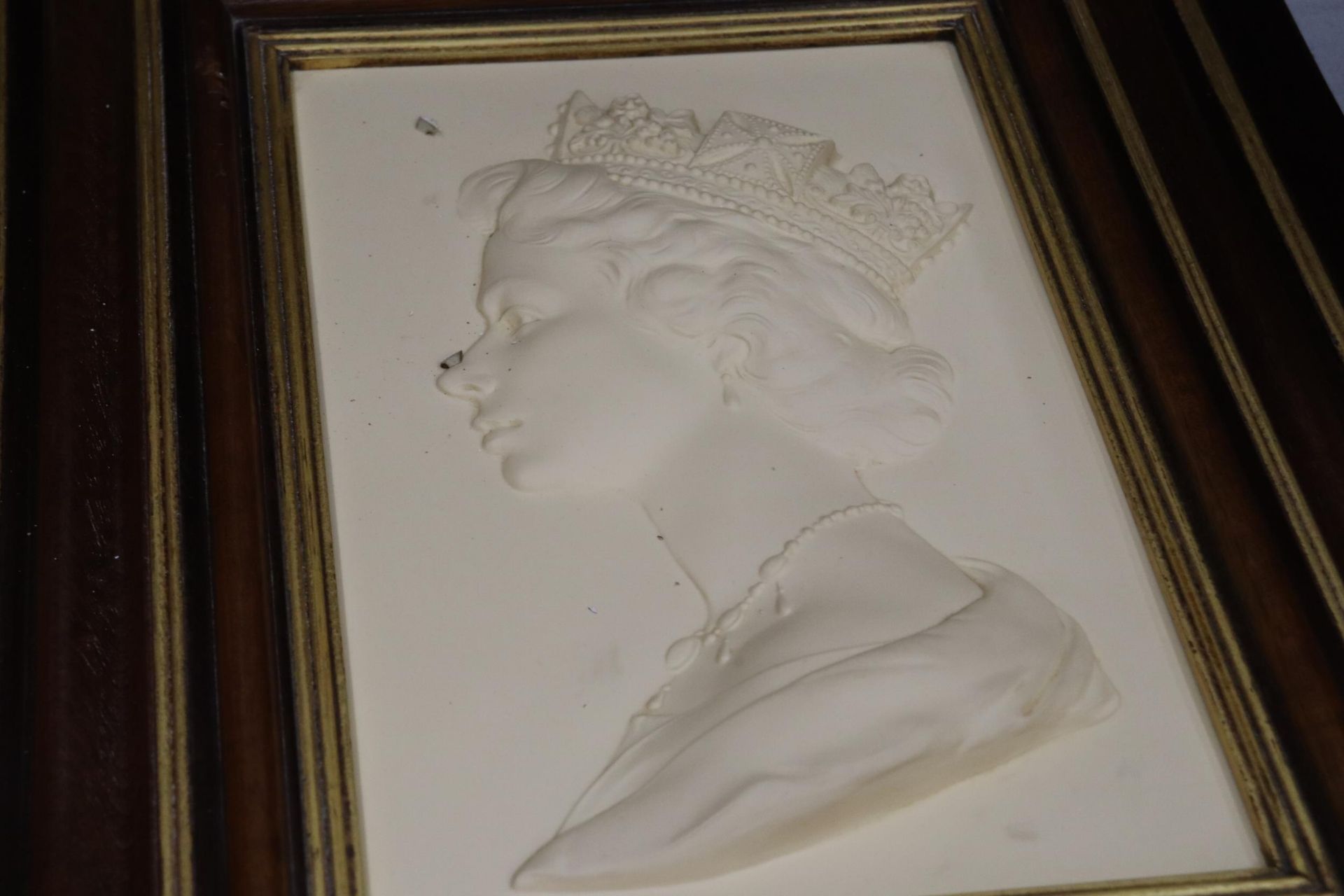 A FRAMED LIMITED EDITION ROYAL WORCESTER PLAQUE PORTRAIT OF HER MAJESTY THE QUEEN ELIZABETH II - Image 3 of 5