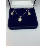 A SILVER AND PEARL NECKLACE AND EARRING SET IN A PRESENTATION BOX