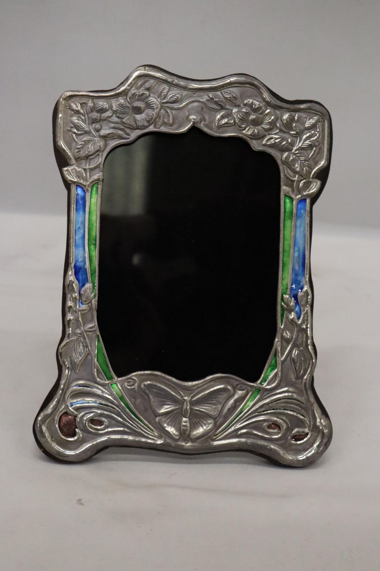 A MARKED STERLING SILVER ART NOUVEAU PHOTOGRAPH FRAME