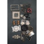 A QUANTITY OF VINTAGE BUCKLES, BROOCHES, ETC