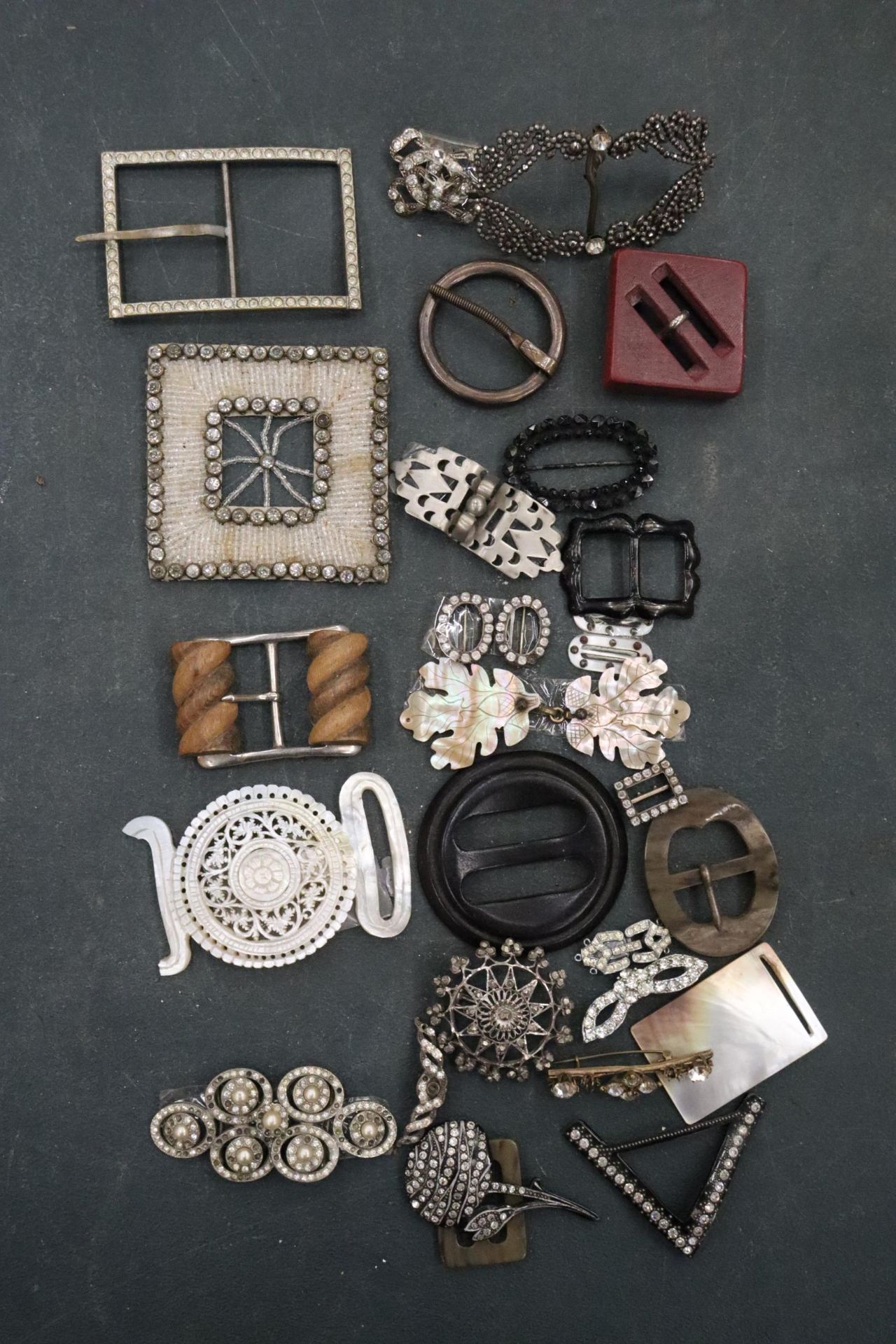 A QUANTITY OF VINTAGE BUCKLES, BROOCHES, ETC